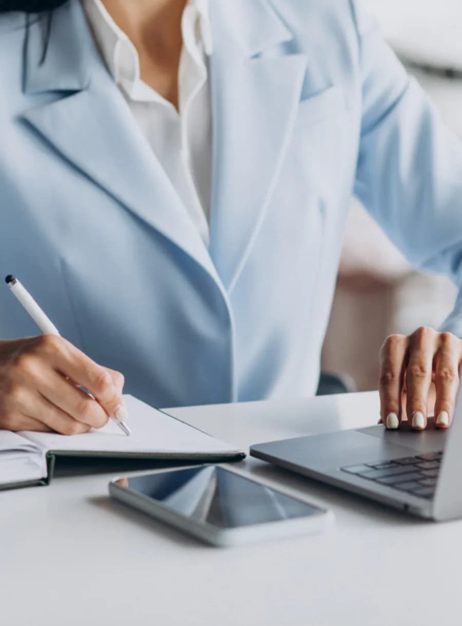 Profissional atendendo pelo computador no escritório